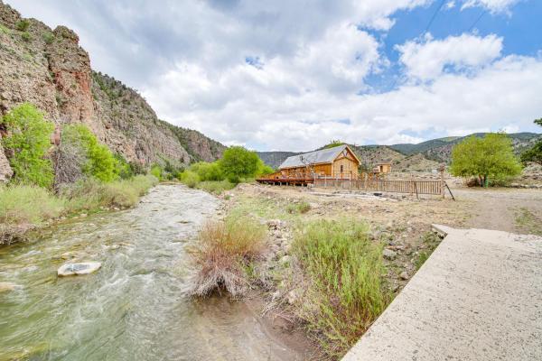 A la foto es mostra l'objecte Creekside Cabin with Deck and Views in Panguitch! situat a la ciutat de Antimony.