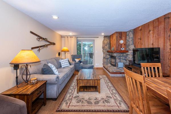 Beaver Village 1712 - Nicely Updated, 2 Queens Plus 2 Twins, Pool, Hot Tubs, Sauna - Winter Park, CO