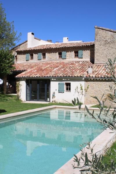 A la foto es mostra l'objecte Quiet Provencal bastide with pool close Lourmarin situat a la ciutat de Lauris.
