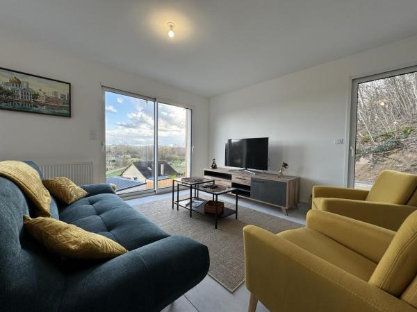 A la foto es mostra l'objecte House in Montfort with Panoramic Terrace situat a la ciutat de Lombron.