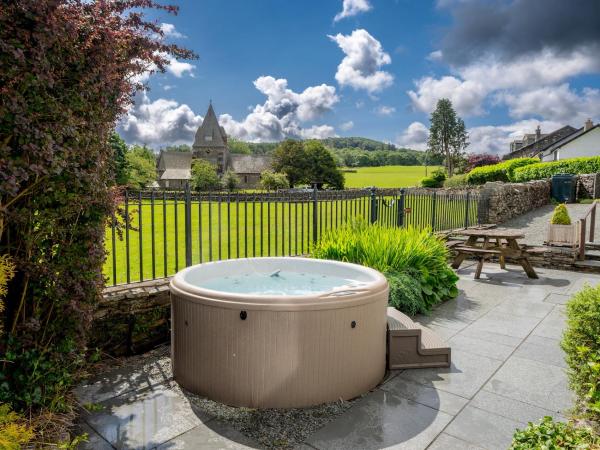 Na zdjęciu widoczny jest obiekt Pass the Keys Stunning 4 Bed Barn Conversion Hot Tub położony w mieście Lake Side.