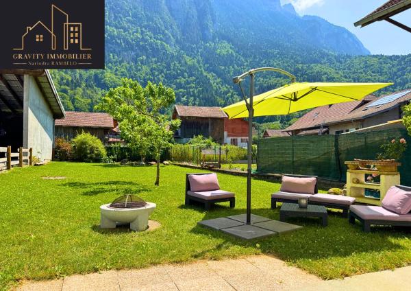 Na zdjęciu widoczny jest obiekt Maison tout confort avec jardin położony w mieście Ayse.