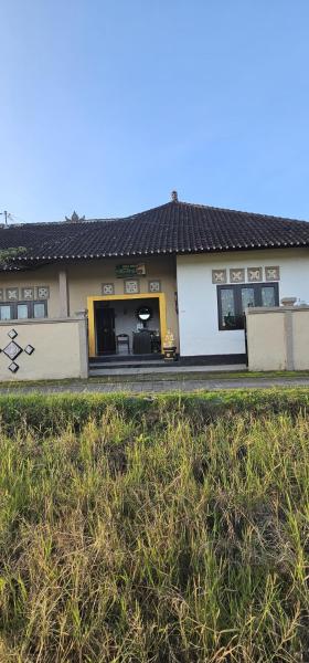 På billedet ses objektet Ibu Ana Homestay beliggende i byen Tabanan.