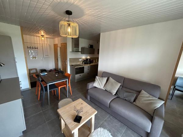 A la foto es mostra l'objecte L Évidence, chaleureux 4 à 5 couchages, 1 chambre, cellier, vue dégagée, parking gratuit situat a la ciutat de Chamrousse.