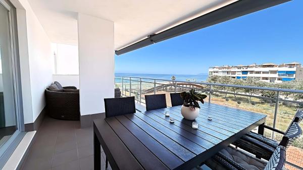 写真にはトロクス市にあるDunas Sunset - Beachfront Bliss in Torrox Costaが写っています。