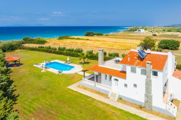 Na fotografii je vidět objekt Villa Sunset Paradise nacházející se ve městě Kalavárda.