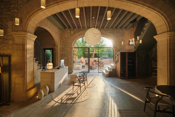 写真にはポリェンサ市にあるCan Aulí Luxury Retreatが写っています。