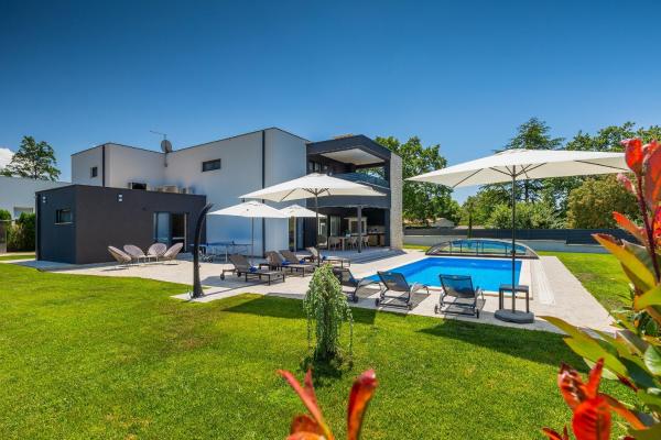 Στη φωτογραφία φαίνεται το αντικείμενο Villa dell Re που βρίσκεται στην πόλη Jurići.