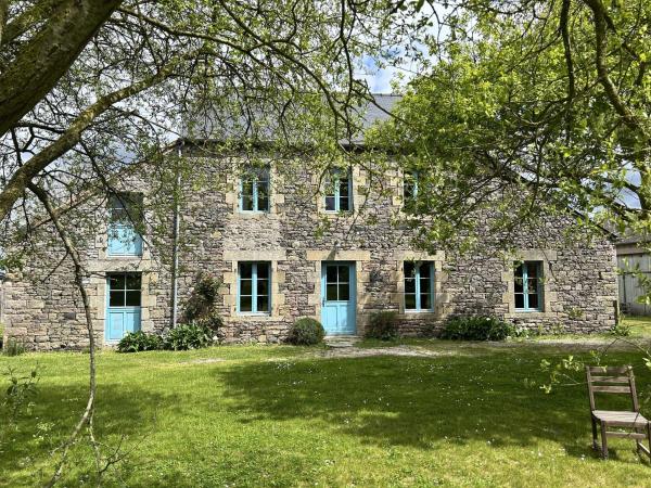 A la foto es mostra l'objecte 210 - Maison de caractère pour 10 convives situat a la ciutat de Plurien.