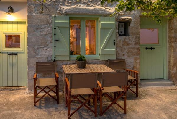 A la foto es mostra l'objecte Mourelo Home situat a la ciutat de Áyios Pávlos.