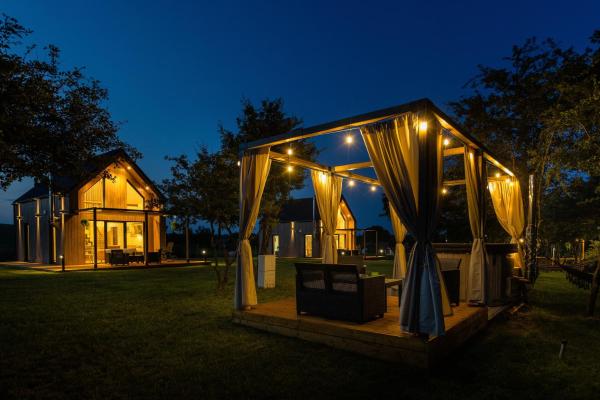 Na zdjęciu widoczny jest obiekt Forrest Houses Bartosze położony w mieście Mącze.