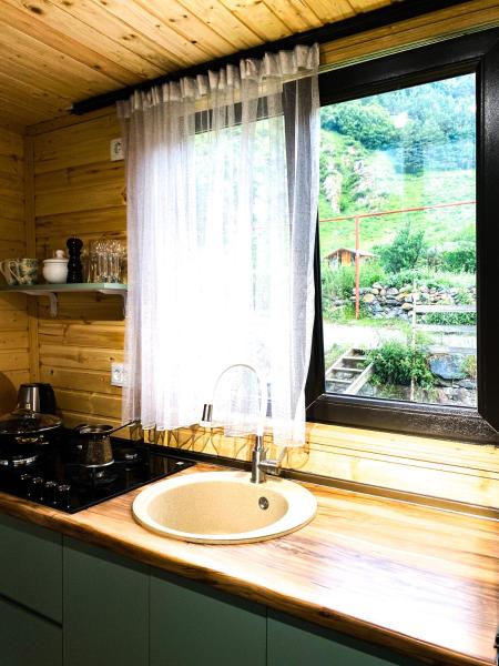 写真にはGergeti市にあるCottage Rest in kazbegiが写っています。