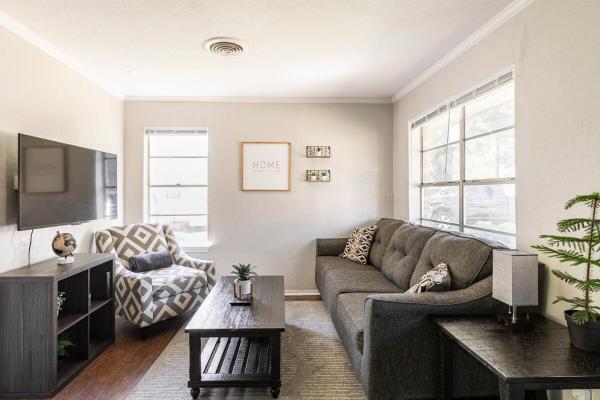 A la foto es mostra l'objecte Whitesboros Hidden Gem Cozy Downtown Haven situat a la ciutat de Collinsville.