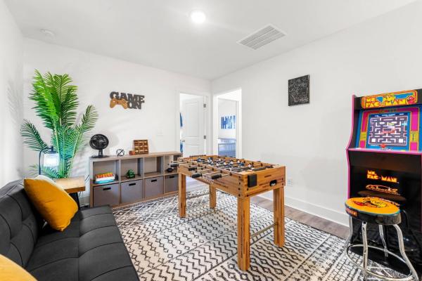 Na zdjęciu widoczny jest obiekt Modern Townhome in Auburn położony w mieście Dacula.