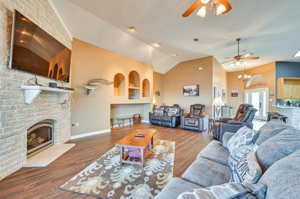 Na fotografii je vidět objekt Boat Dock and Hot Tub Waterfront Home in Milam! nacházející se ve městě Alliance.