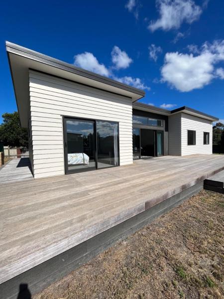 Auf dem Foto ist das Objekt Exclusive Holiday Home Sunny Beach House Four Queen Beds in der Stadt Tangoio zu sehen.