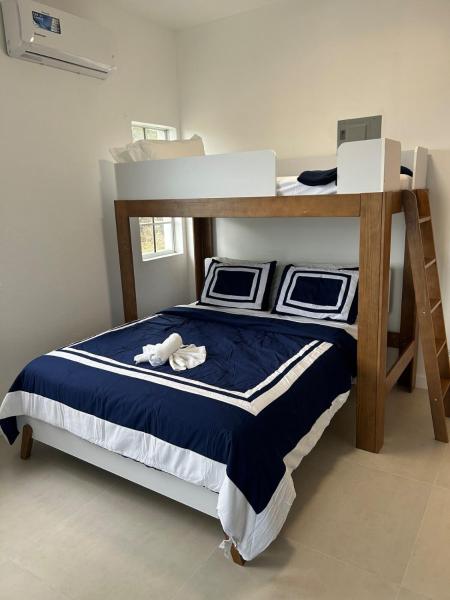 Auf dem Foto ist das Objekt Oceanview Long Bay Studio - Sleeps up to 3 in der Stadt Cassada Gardens zu sehen.
