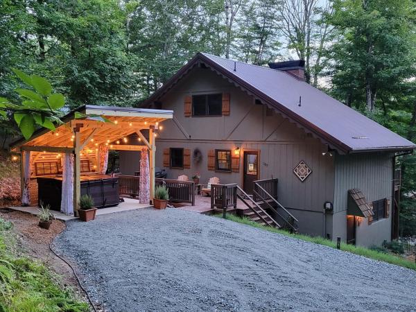 Na fotografii je vidět objekt Fern Leaf Lodge nacházející se ve městě Beech Mountain.