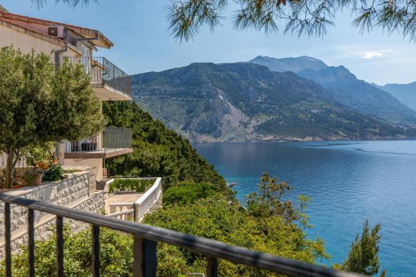 Na fotografii je vidět objekt Apartments by the sea Pisak, Omis - 22946 nacházející se ve městě Pisak.