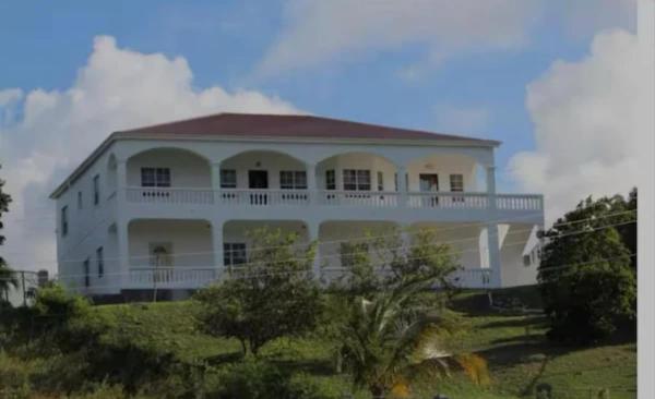 Auf dem Foto ist das Objekt Luxury 7BR 5BA Oceanview Villa Altrui - Sleeps up to 18 in der Stadt Cassada Gardens zu sehen.