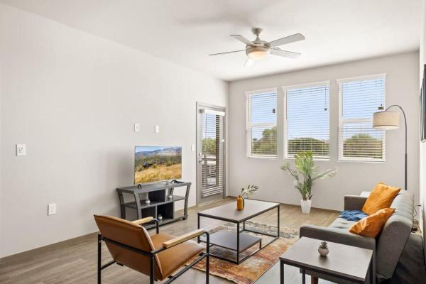 Na zdjęciu widoczny jest obiekt TWO Stylish Westgate CozySuites by stadium with pool! położony w mieście Glendale.
