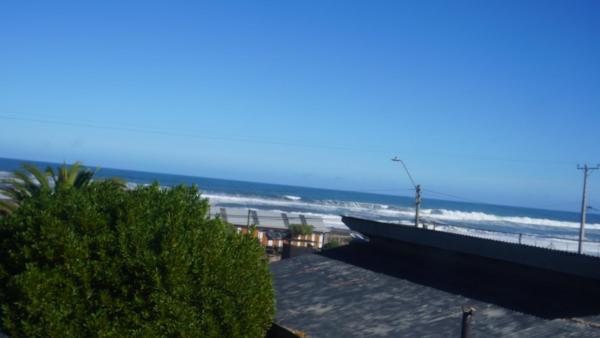 The photo shows the Jacuzzi frente al mar located in the city of Los Rábanos.