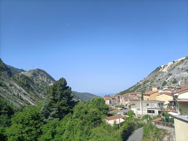 Na zdjęciu widoczny jest obiekt In the heart of the Apuan Alps with terrace położony w mieście Bedizzano.