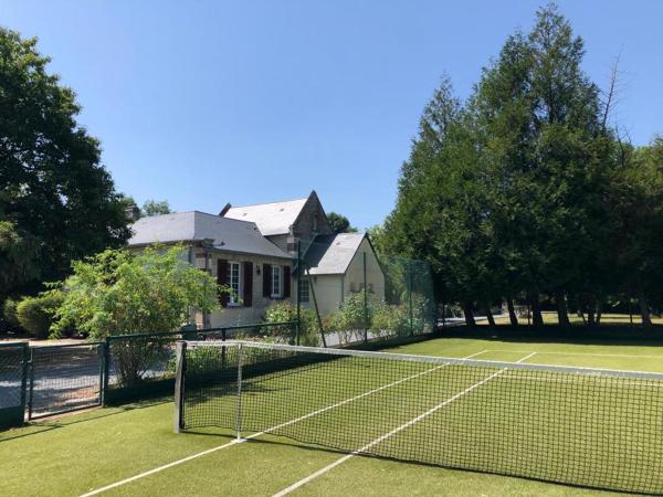 A la foto es mostra l'objecte Petit manoir av court de tennis situat a la ciutat de Maizet.