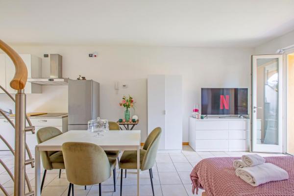 Στη φωτογραφία φαίνεται το αντικείμενο Starlight House - Garden & Garage - Shared Pool που βρίσκεται στην πόλη Lenno.