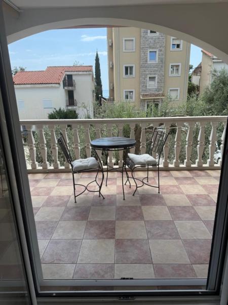 A la foto es mostra l'objecte Studio Sea View Steps to Przno beach w Parking Villa Olive situat a la ciutat de Pržno.