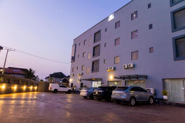 A la foto es mostra l'objecte Romeneo Grand Royal Hotel situat a la ciutat de Lagos.