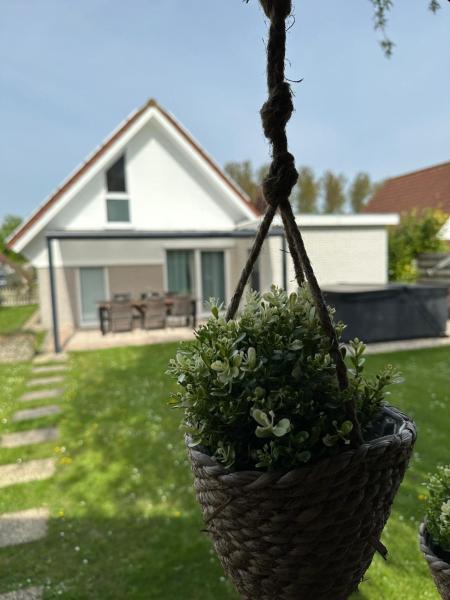 La photo montre l'objet Ferienhaus Zee-Tijd situé dans la ville de Battenoord.