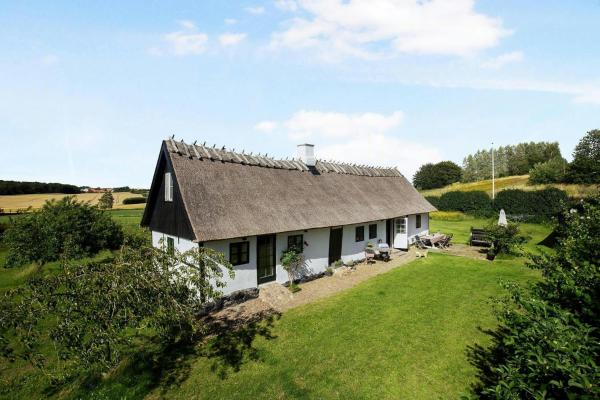 Στη φωτογραφία φαίνεται το αντικείμενο Cottage Charm Near Svebølle Amidst Fields που βρίσκεται στην πόλη Ruds-Vedby.