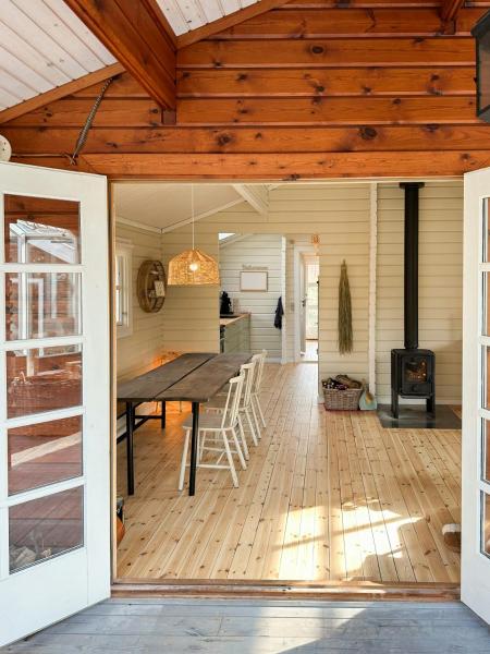 写真にはHou市にあるCharming Log Cabin Close To The Water And Houが写っています。