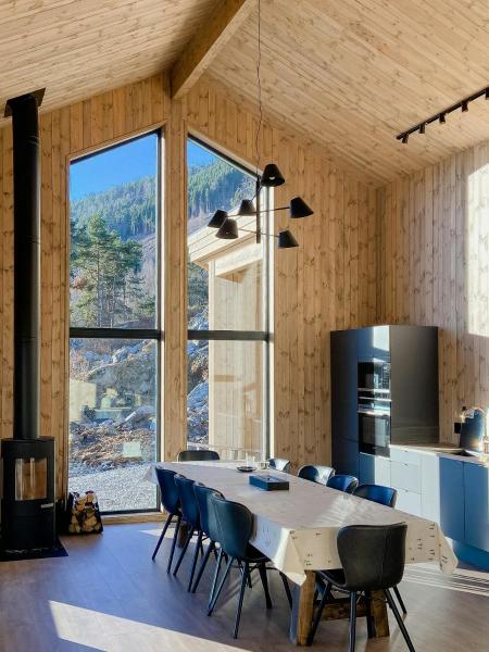 På bildet vises objektet Cabin Embraced By Extrairdinary Nature som ligger i byen Solvorn.