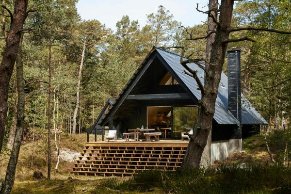 A la foto es mostra l'objecte Elegant Designed A-Frame House On Bornholm situat a la ciutat de Neksø.