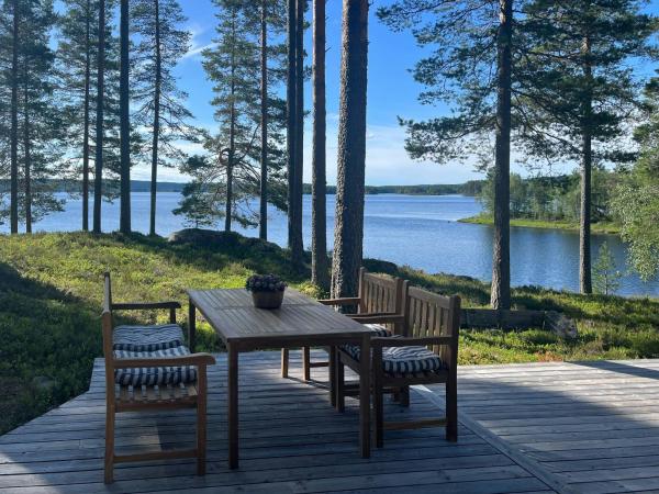 照片显示了位于Rusta市的Family-Friendly Cabin By The Lake At Finnskogen物件。