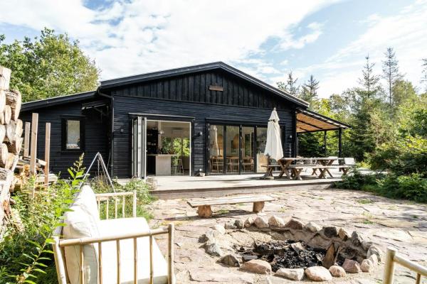 A la foto es mostra l'objecte Home With Panoramic Windows And Stones situat a la ciutat de Rørvig.