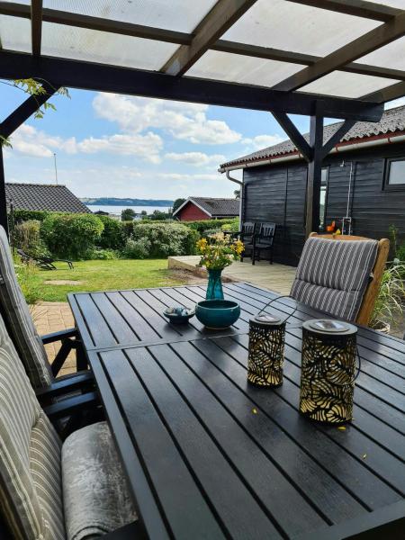 A la foto es mostra l'objecte Charming Summer House Near Beach situat a la ciutat de Aabenraa.