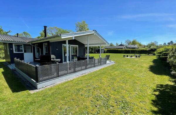A la foto es mostra l'objecte Summer House Near Bønnerup Beach situat a la ciutat de Glesborg.