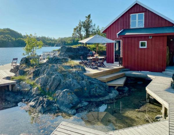 Na fotografii je vidět objekt Renovated Boathouse From 1960 By The Sea In Borøya nacházející se ve městě Staubø.