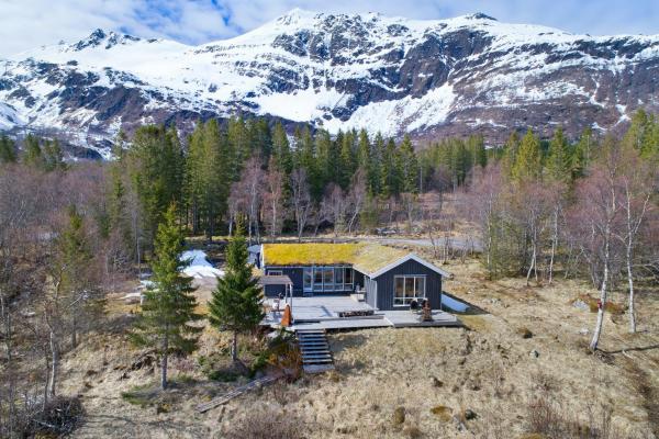 A la foto es mostra l'objecte Seaside Cabin With Panoramic Views In Oterstranda situat a la ciutat de Forstranda.