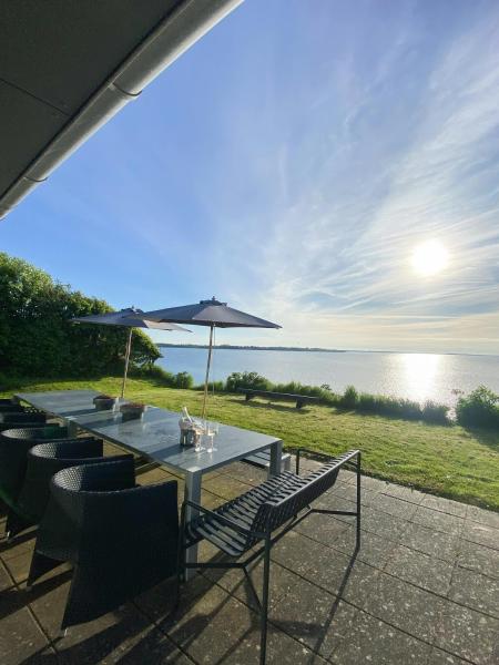 Na fotografii je vidět objekt Summer House With Sea View And Private Beach nacházející se ve městě Dalby.