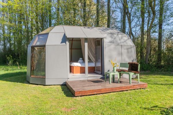 写真にはKats市にあるCabin Buteo Buteoが写っています。