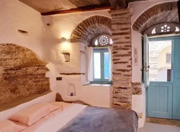 A la foto es mostra l'objecte Meli House Cycladic traditional stone house-1895 situat a la ciutat de Venardatos.