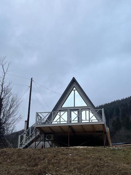 La photo montre l'objet Едельвейс A-Frame situé dans la ville de Tatariv.
