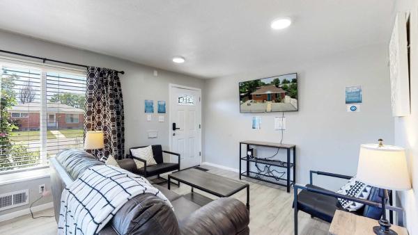 Foto 7: Bright & Spacious Upper Unit with Two Bedrooms in Denver