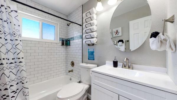 Foto 5: Bright & Spacious Upper Unit with Two Bedrooms in Denver