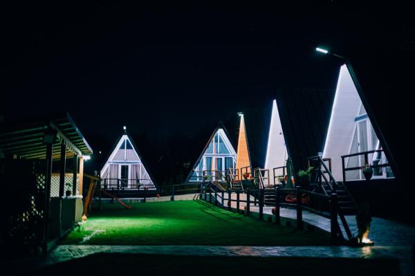 The photo shows the La Căsuțe Luxury located in the city of Bistriţa.