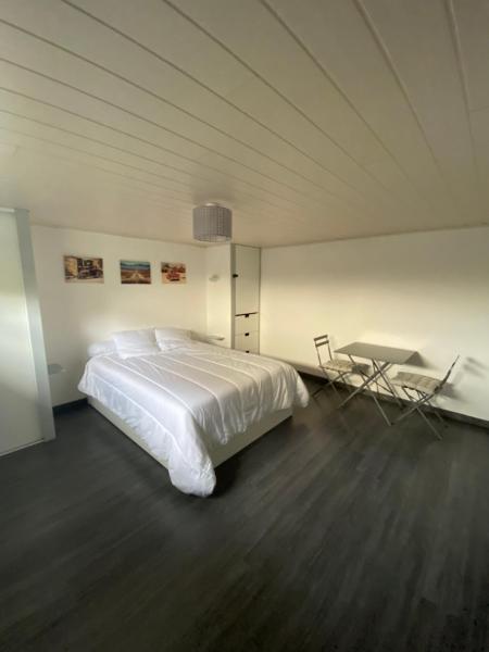 A la foto es mostra l'objecte Studio chez l'Habitant situat a la ciutat de Toutlemonde.